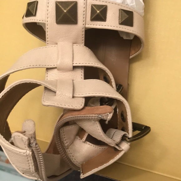 *NWT* Brand New Sandals in Box. *NEVER WORN* - Picture 4 of 5